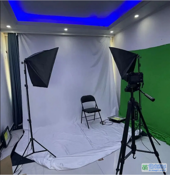 File:搭在出租屋里的摄影棚。浑元供图.png