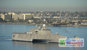 一艘隶属于美国海军的独立级LCS，该级舰采用三体穿浪式舰体，隐约可见其巨大的飞行甲板。