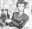 这位女警出现于漫画版的FILE.33，怀疑可能是木下薰子这个人物的原型，因为从身份到气质给人的感觉实在是太像了，但是与动画中作风干练冷静成熟的木下相比，这位女警实际的表现实在是有些糟糕......
