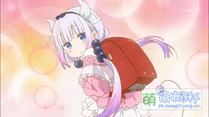 康娜酱开心地展示刚买的书包