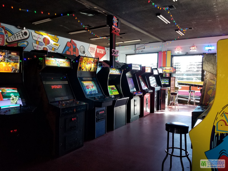 File:Retrovolt Arcade 2017 - Arcade Machines 1.jpg