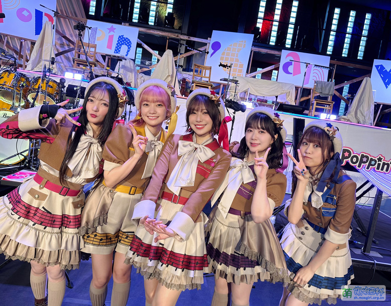 File:Poppin Canvas Group.jpg