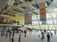 麦兜和麦唛的海报悬挂在Festival Walk的溜冰场上方。 根据原拍摄作者要求，现在此注明，「维基百科用户-Wpcpey」为本图片原作者。