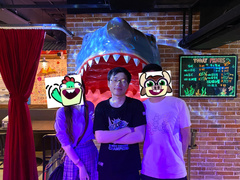 2020年炉石黄金公开赛上海站后与不愿透露姓名的小助理和兔兔的合照