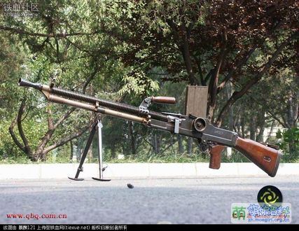 来自捷克的Vz.26轻机枪对于抗日战场上的中国人而言无疑是件坚实可靠的小神器。这种使用7.92×57毛瑟弹、20发弹匣供弹、枪管可快速更换的轻机枪运作起来非常稳定，在恶劣的战场环境中比侵华日军普遍装备的十一年式轻机枪表现更优。